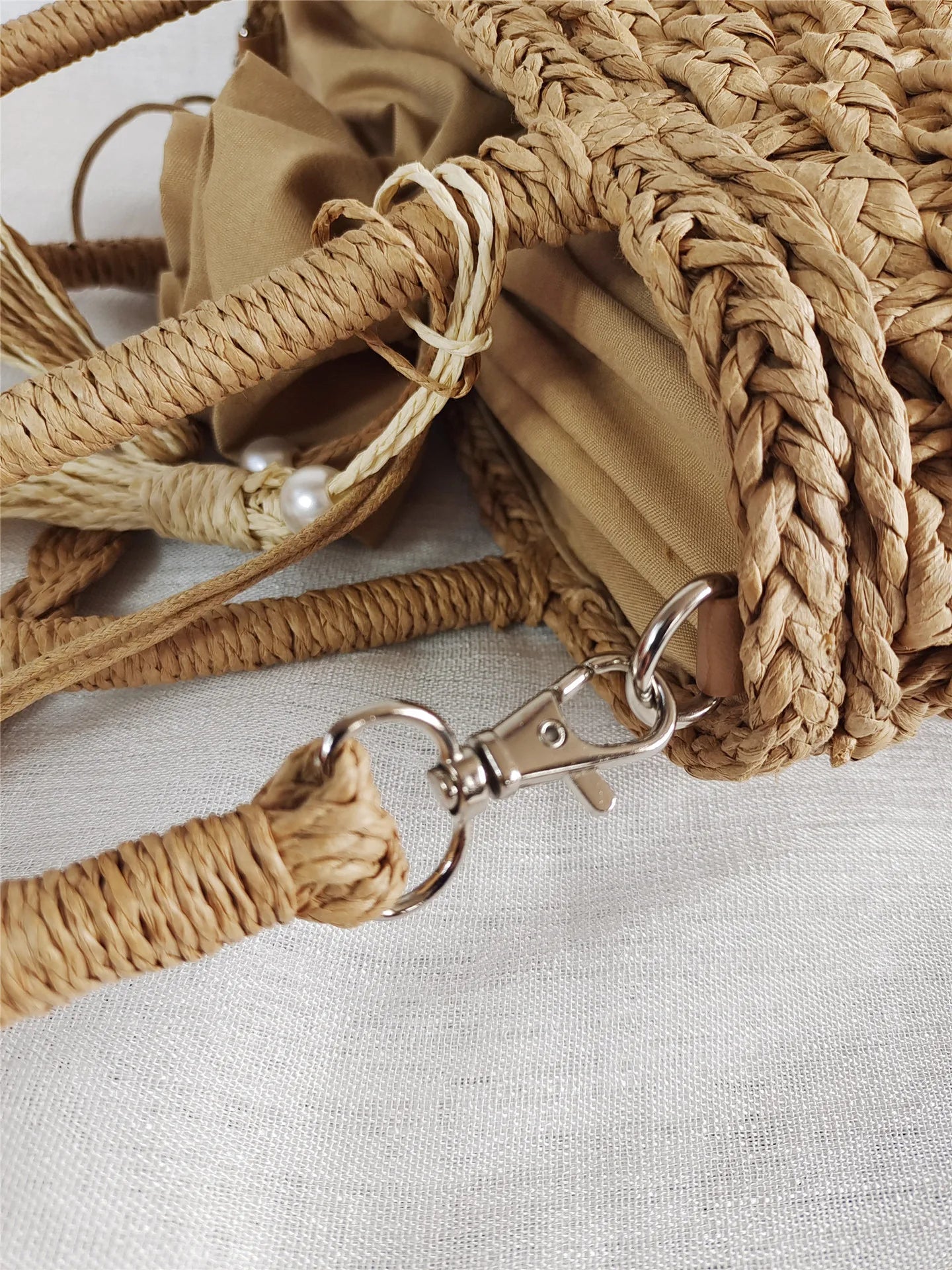 Straw tassel bucket tote bag