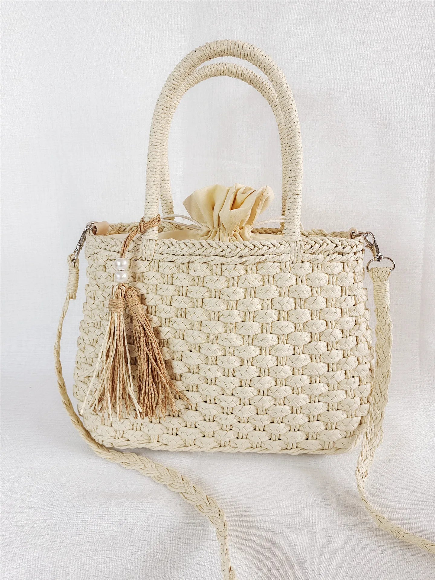 Straw tassel bucket tote bag