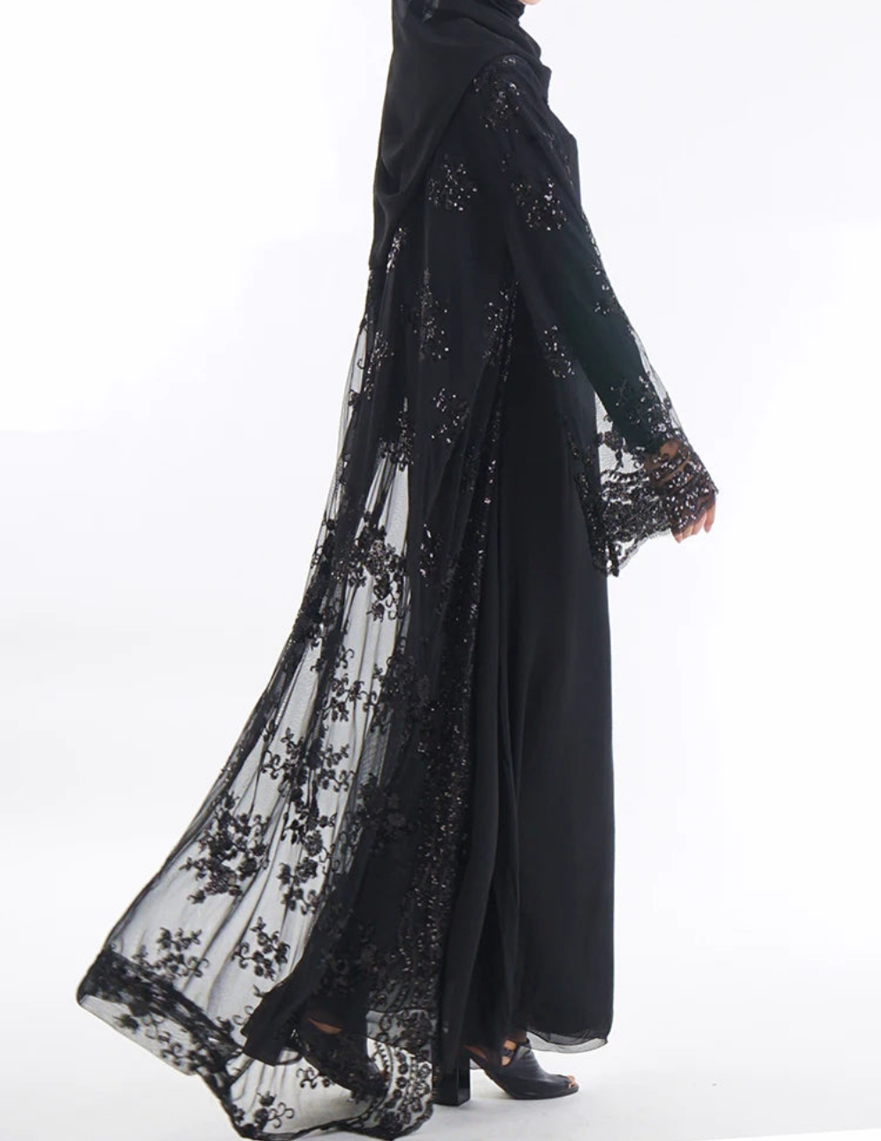 عباية مفتوحة بتفاصيل الترتر