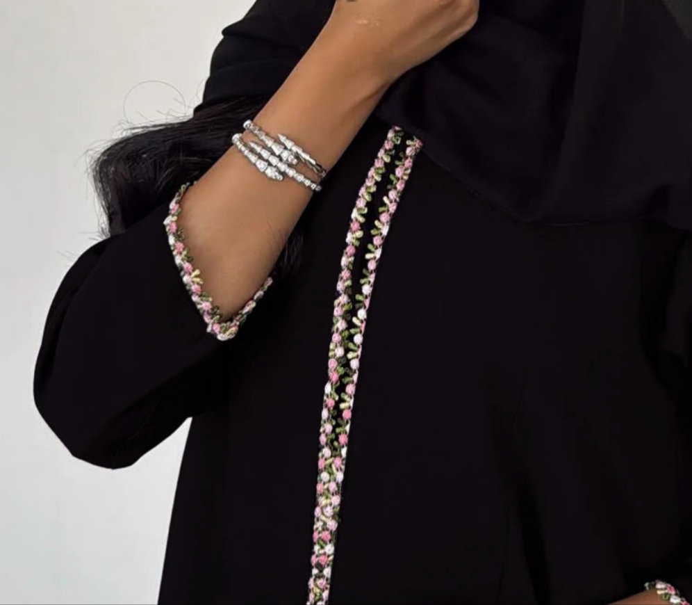 عباية مفتوحة مطرزة