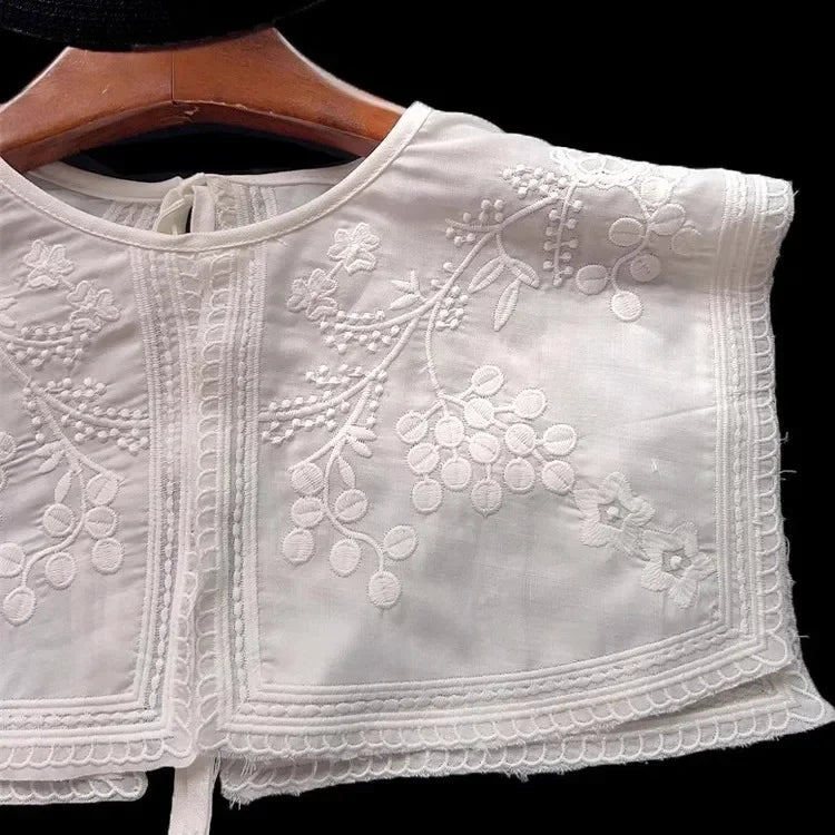 Lace detailed collar