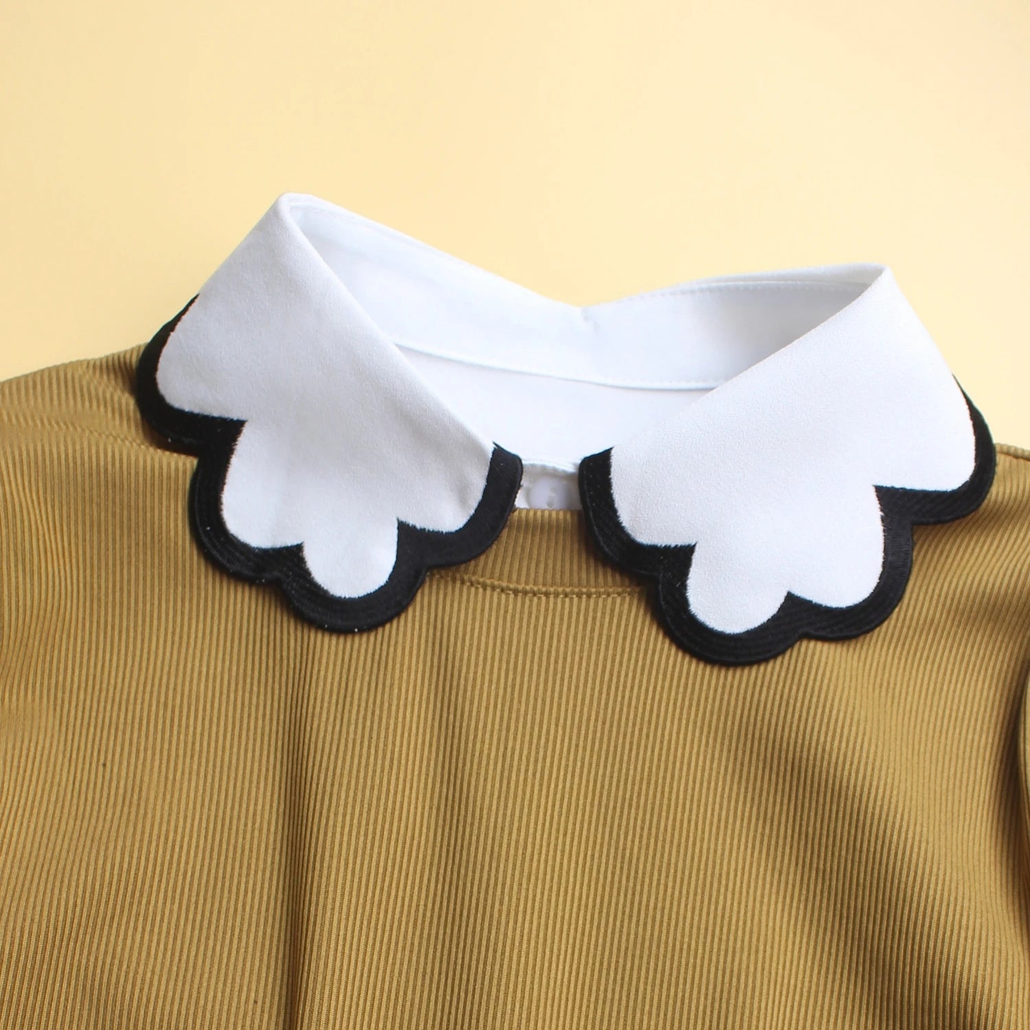 Decorative detachable collars