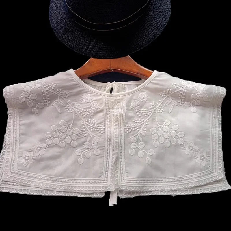 Lace detailed collar