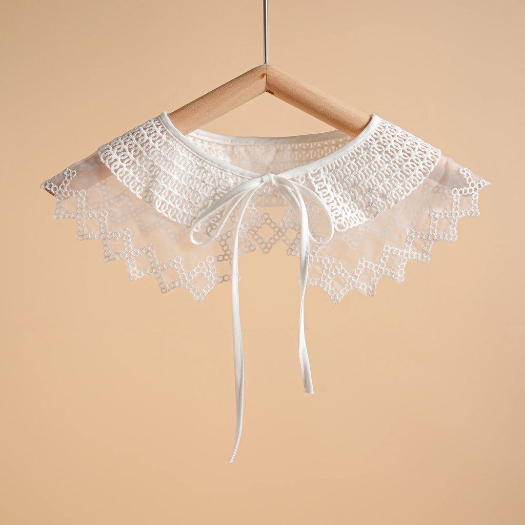 طوق قابل للفصل مطرز بالزهور